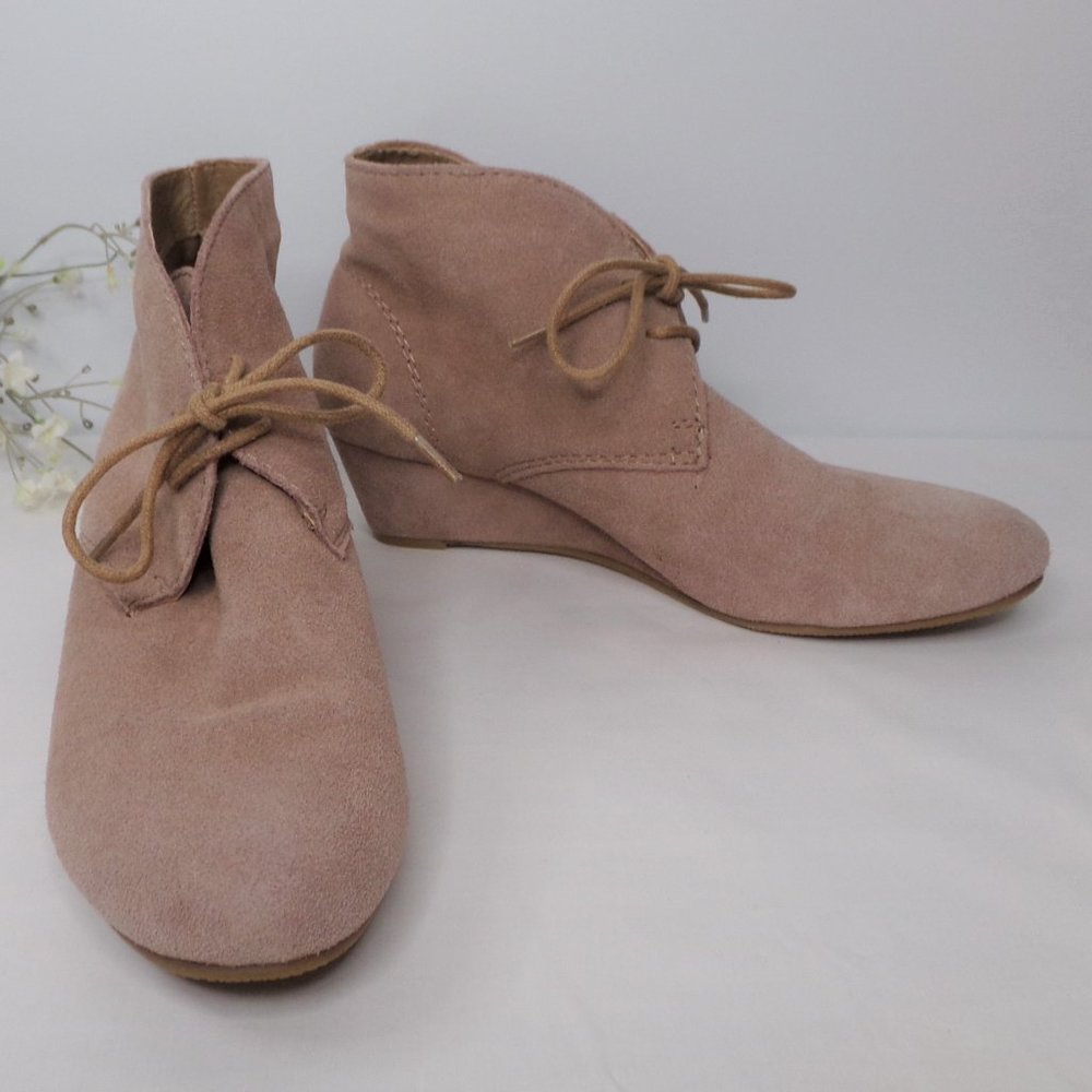 Crown Vintage Short Wave Tan Suede Ankle Booties Women's Size 8.5